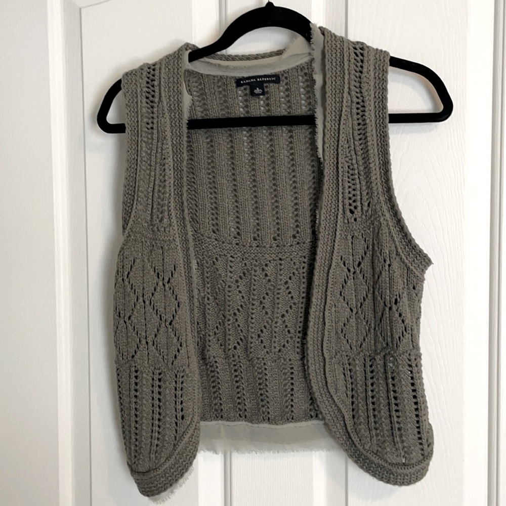 OLIVE GREEN SWEATER VEST